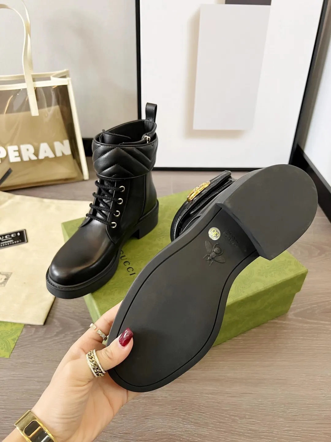👟👟Ex-factory price 560👟👟 Autumn and winter GUCCI double G ankle boots original model opening✅ Full oil edges and metal chain details, a pull strap at the back for easy putting on and taking off, elastic design on both sides, full of high-end sense [strong] Fabric: cowhide🐂 Inner/foot pads: high-end cowhide🐂 Little Bee GUCCI TPU outsole Heel height 4cm Color: black Code number: 35-41 (41 needs to be customized) Packaging: Comes with card and cloth bag.